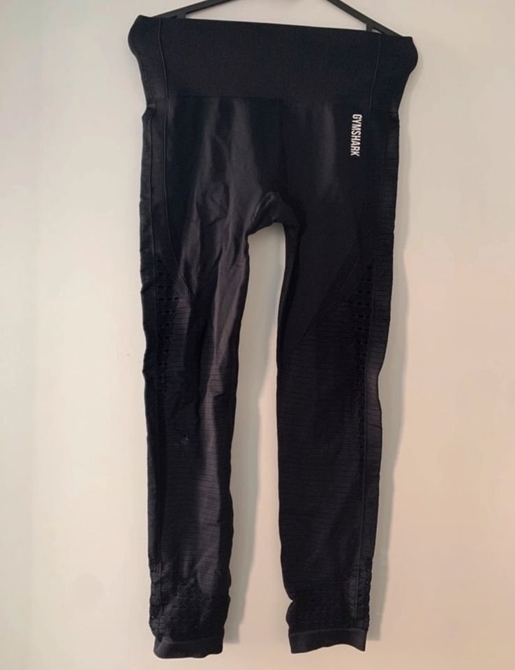 Verkaufe Gymshark Leggings, schwarz, mit kleinem Loch