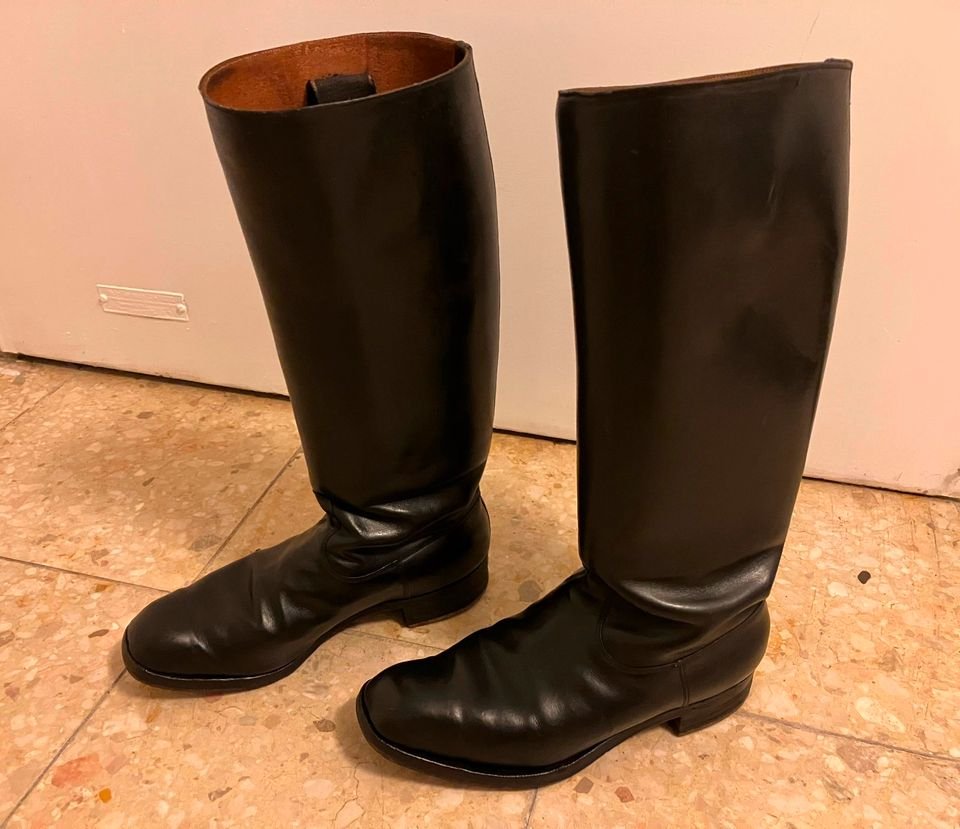 Vintage Lederstiefel mit aufregendem Duft