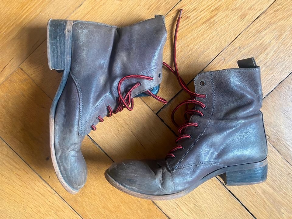 Boots / Stiefel mit roten Schnürsenkeln