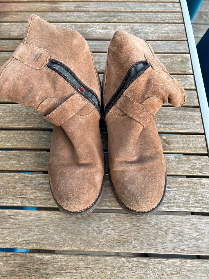 Spezielle Erfahrung für Männer: Duftende Stiefel in Größe 42