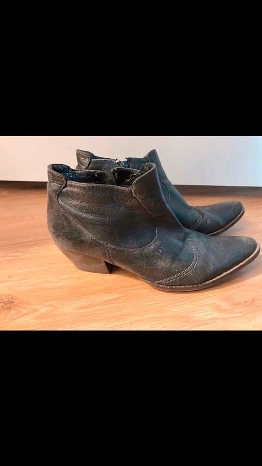Gebrauchte Halbstiefel mit neuem Absatz