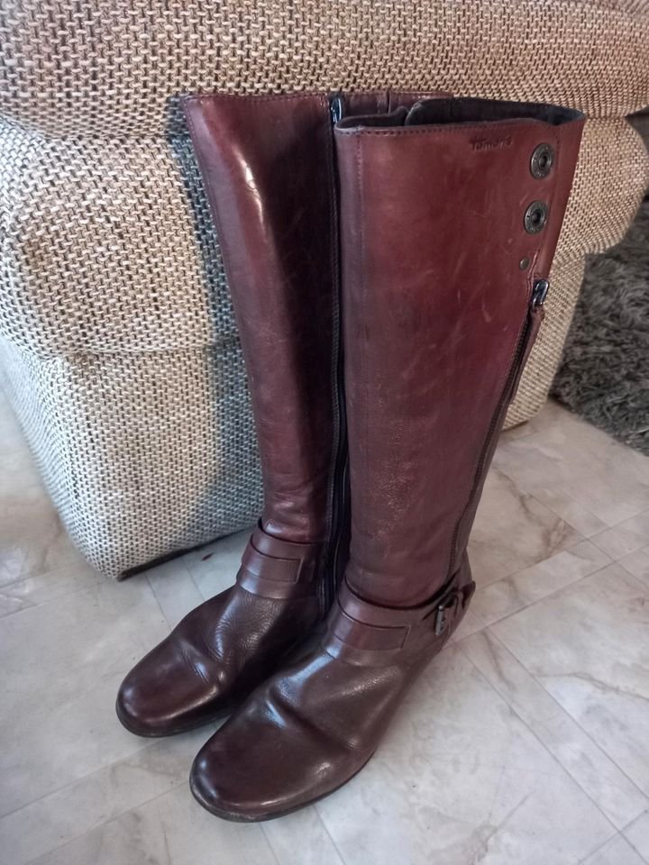 Trendy Female Boots – Size 40 – Invigorating Scent