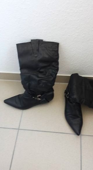 Getragene Schwarze Stiefel - kleine Absätze - kaum getragen - kleinere Defekte