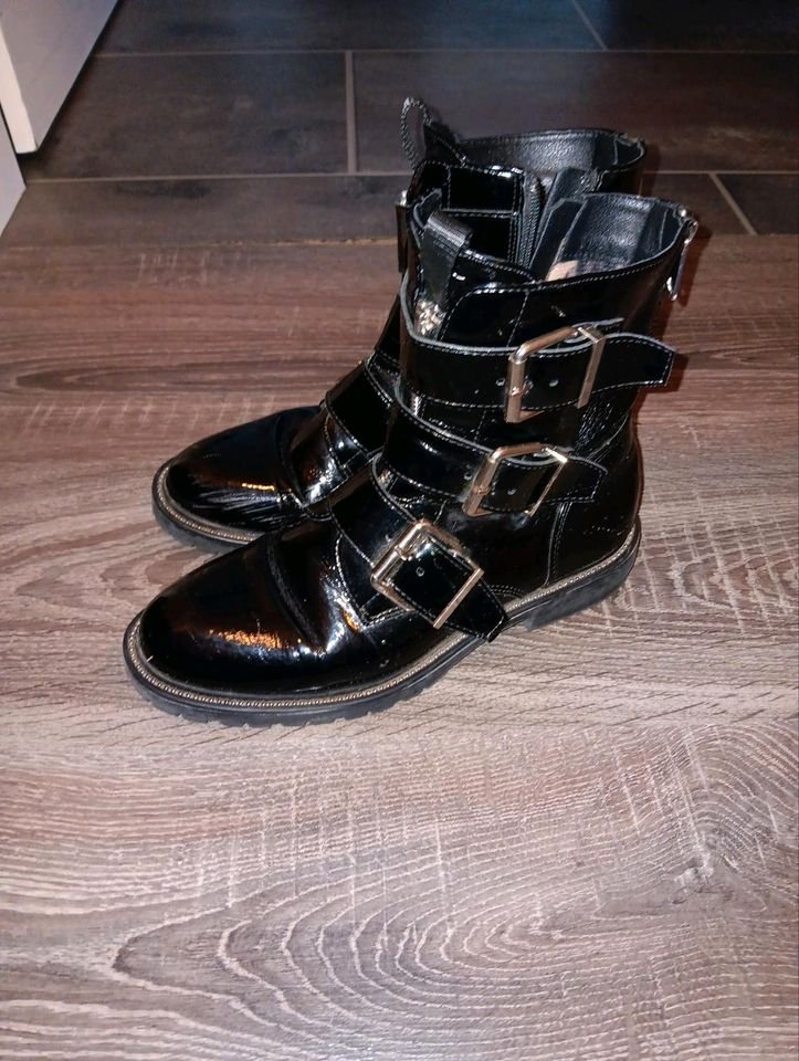 Sinnliche schwarze Stiefel mit verführerischem Duft