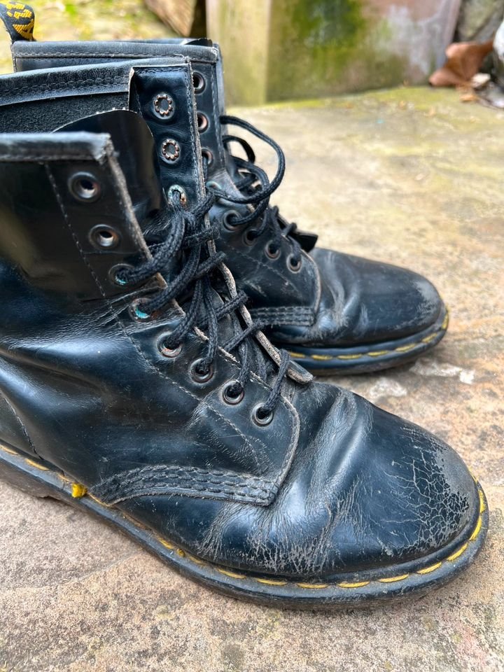 Veredelte Dr. Martens Stiefeletten in Größe 40,5
