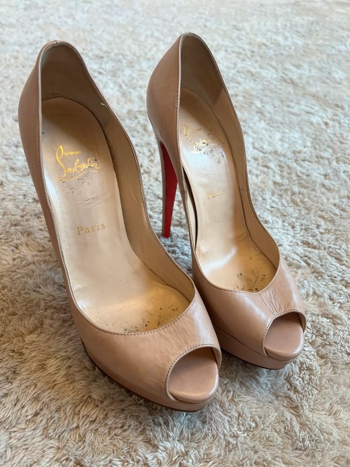 Louboutins 40 beige
