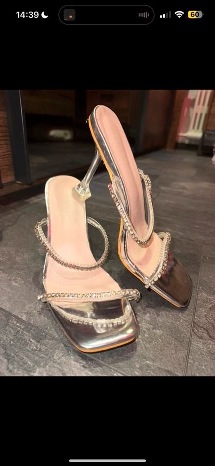 Verführerische Schuhe mit funkelnden Steinen