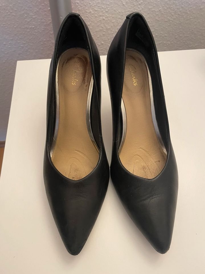 Verführerische Flugbegleiter Pumps