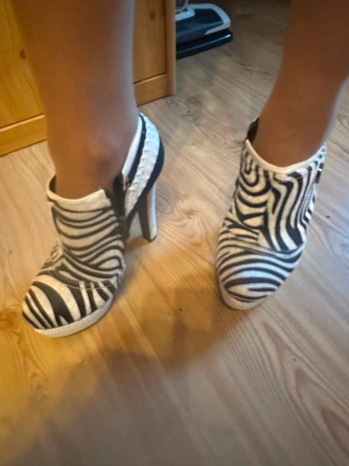 Sinnliches Dufterlebnis: SERGIO TODZI Stiefelette Heels schwarzweiss 38 Plateau