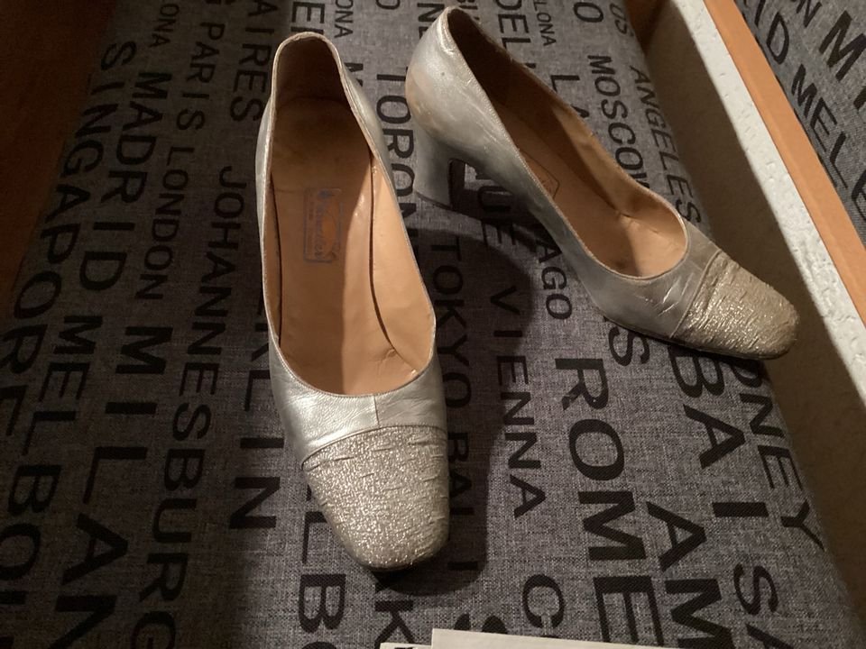 Silberne Damenschuhe (Karneval)