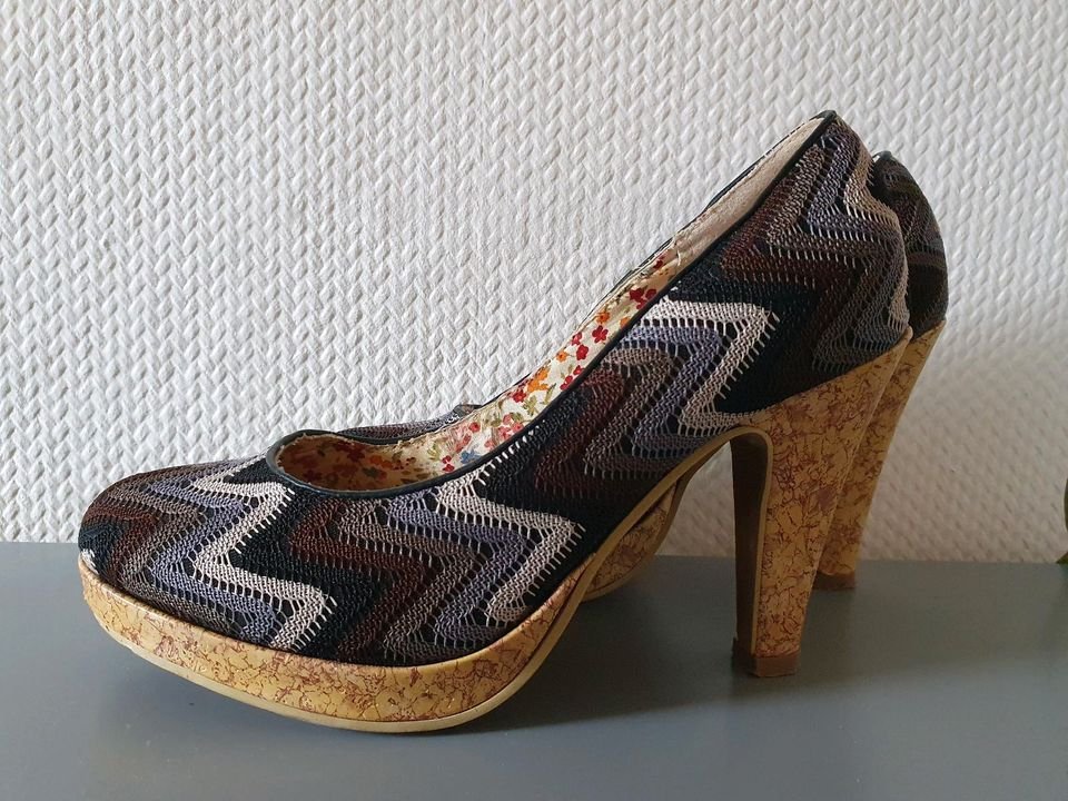 Beeindruckende und einzigartige gemusterte High Heels in Größe 36 sucht neue Besitzer