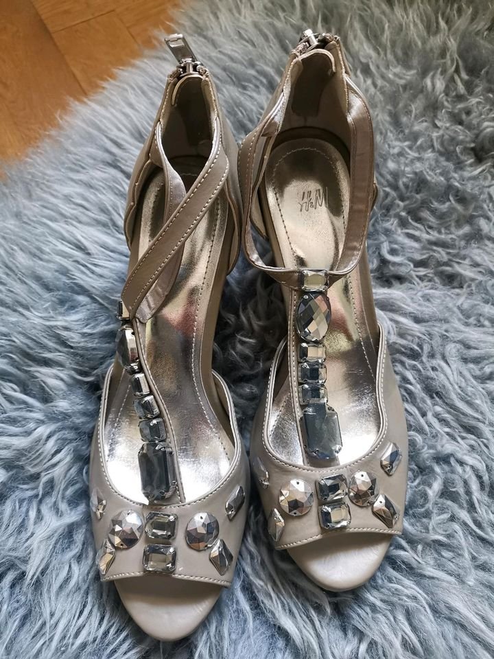 H&M Sandalen mit Absatz in taupe mit Ziersteinen Gr. 37