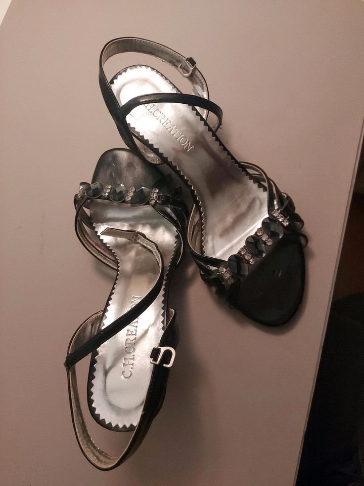 Getragene Sandaletten mit intensivem Duft