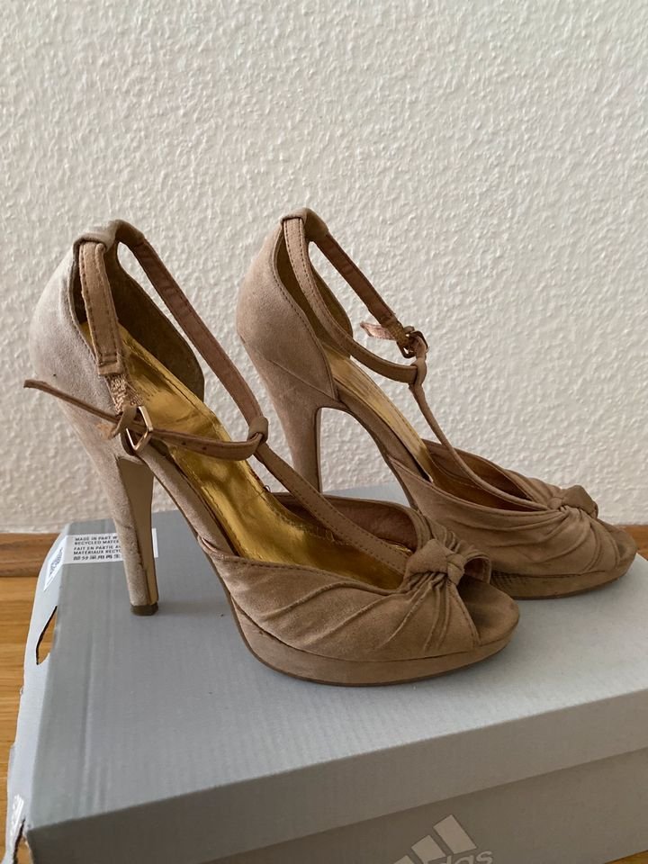Beige/Nude High Heels Größe 36 von H&M