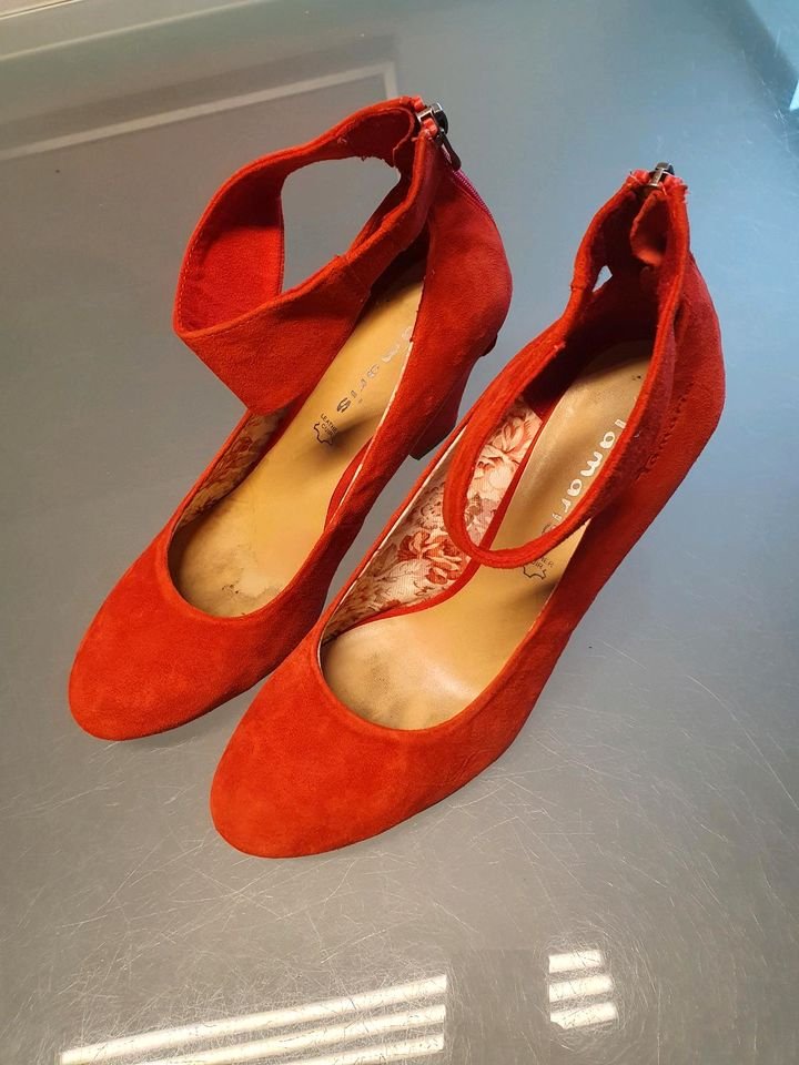 Verführerische rote Wildleder Pumps, Gr 39