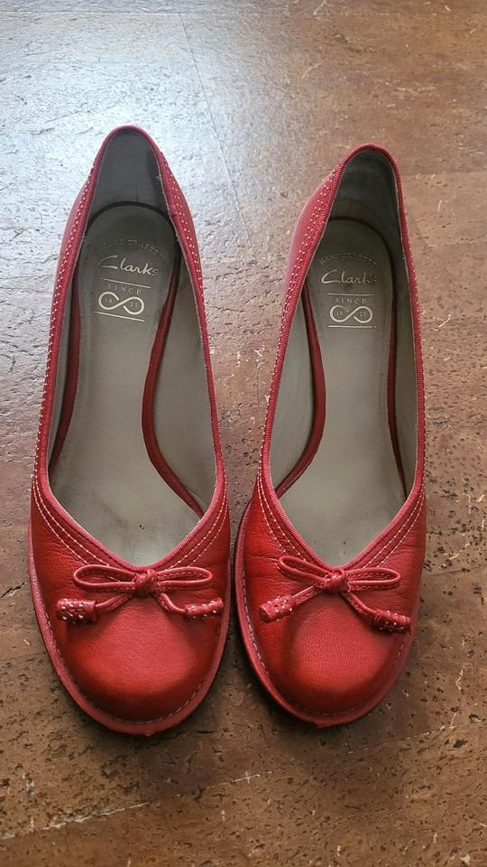 Verkaufe rote Pumps Clarks Gr. 6 / 39