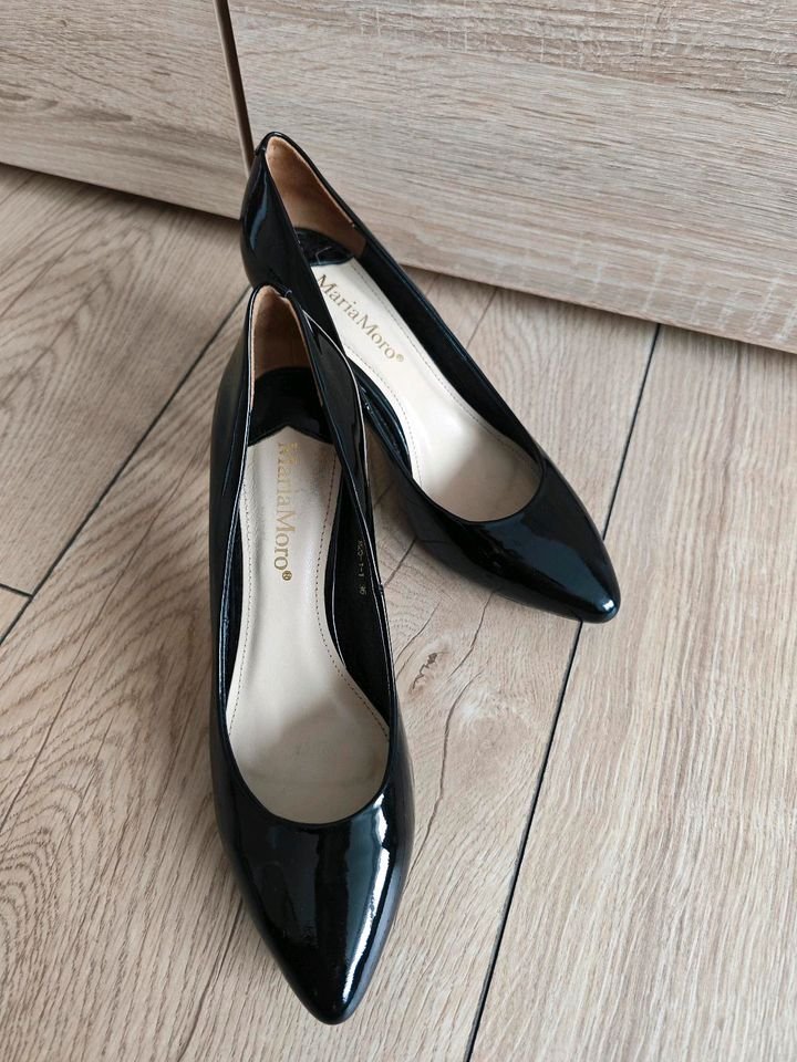 Lackierte Damenschuhe aus Leder