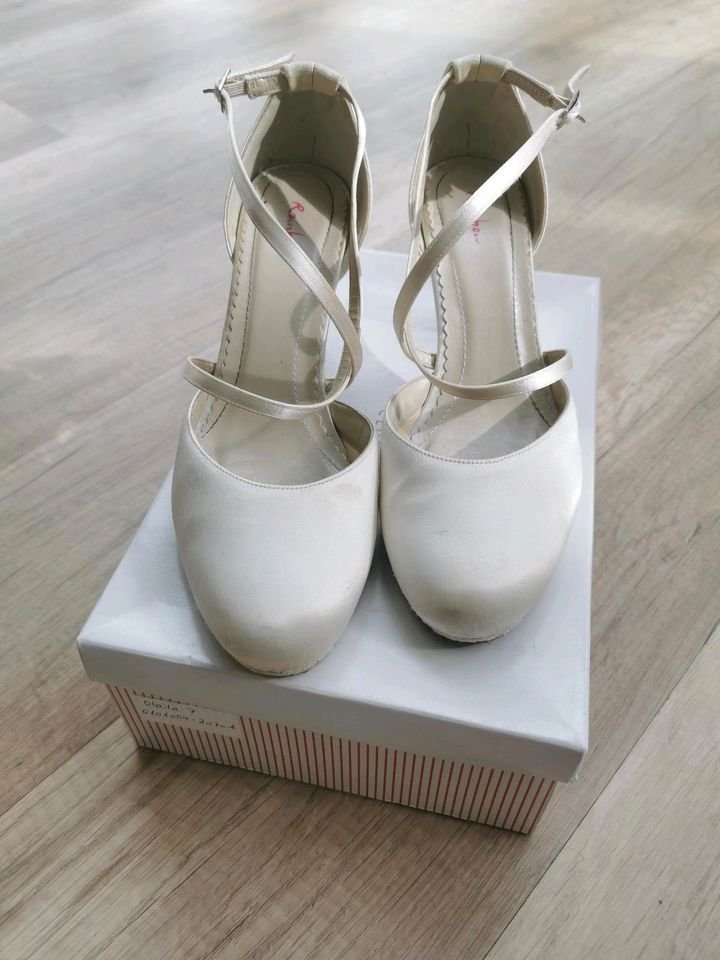 Elegante Satin-Hochzeitsschuhe für den besonderen Tag