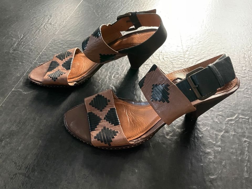 Hohe Schuhe für Männer: Stilvolle Sandaletten mit hohem Absatz