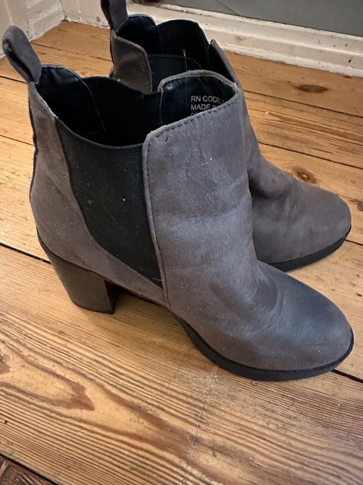 Dunkelgraue hohe Schuhe - Entdecke meinen femininen Touch