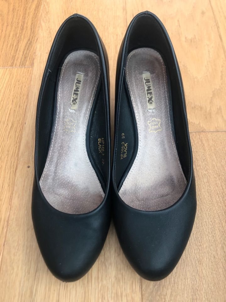 Schwarze Pumps Gr. 39 von Jumex (eher Gr. 38)