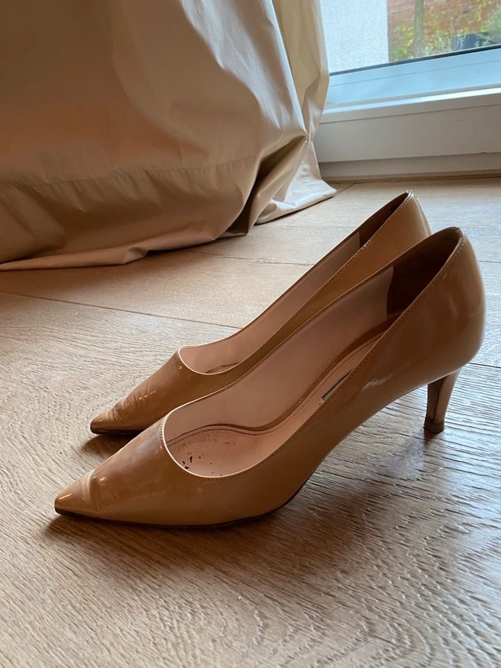 Betörender Duft: Prada Pumps aus Lackleder in Nude