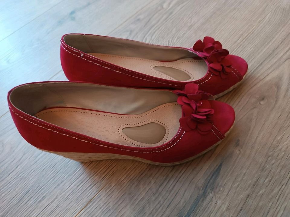 Verführerische Peeptoes mit Keilabsatz