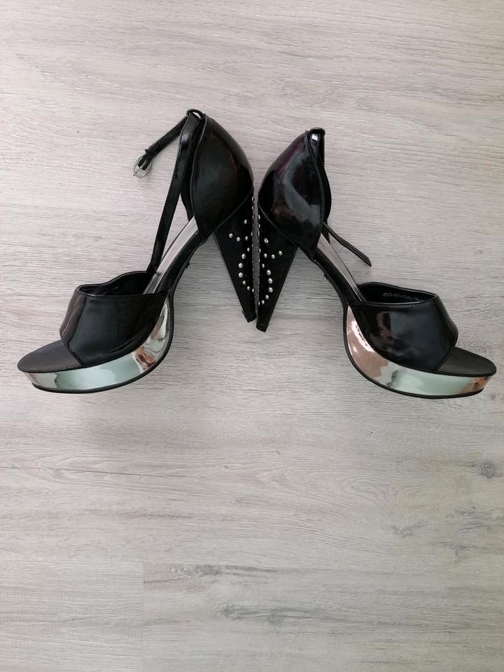 Schwarze Plateau-Sandaletten aus Lack