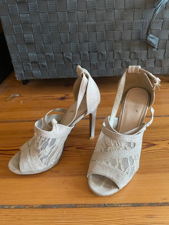 Verführerische High Heels Gr. 37 beige mit sinnlichem Duft