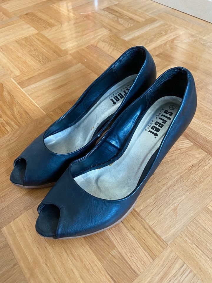 Schwarze Peeptoes mit einzigartigem, intensivem Duft