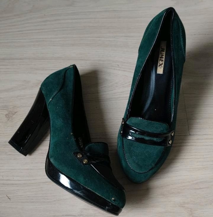 Dunkelgrüne Pumps / High Heels mit raffinierten Lackdetails, Größe 37