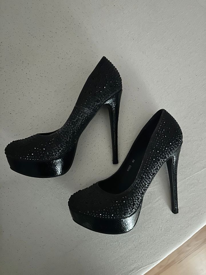 Einzigartige High Heels Pumps mit funkelnden Details