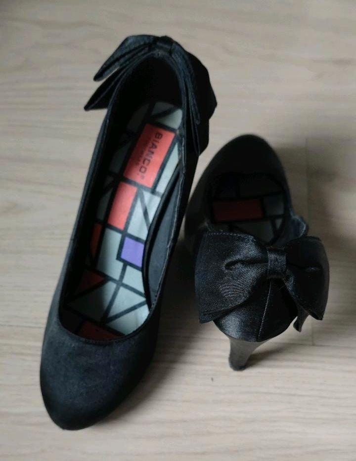 Pumps / High Heels Schwarz Satin mit Schleife Gr. 37