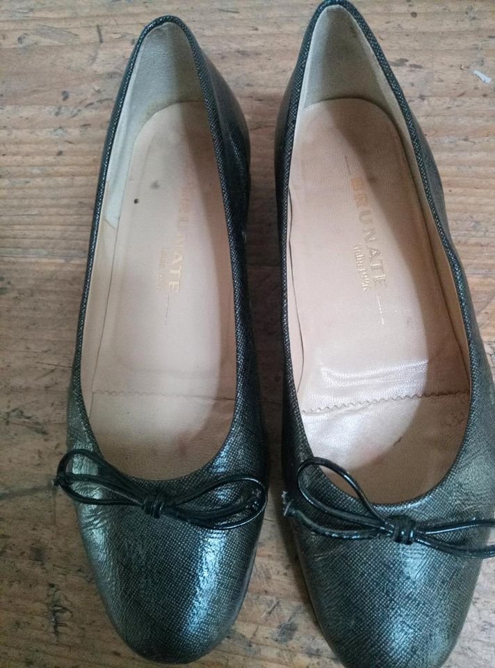 Verkaufe Brunate Pumps Gr. 38 Schwarz x Gold Muster