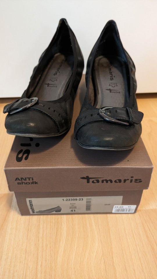 Verkaufe getragene flache Pumps von Tamaris, Gr. 41