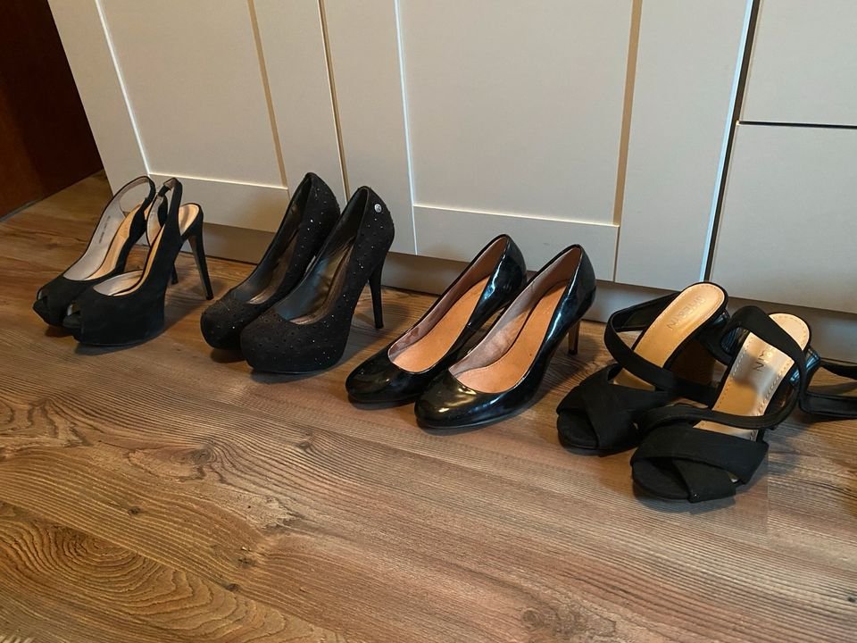 Unterschiedliche High Heels