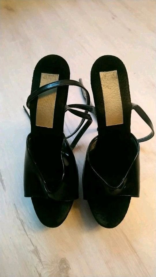 Schwarze Plateau-Sandaletten, nur indoor getragen