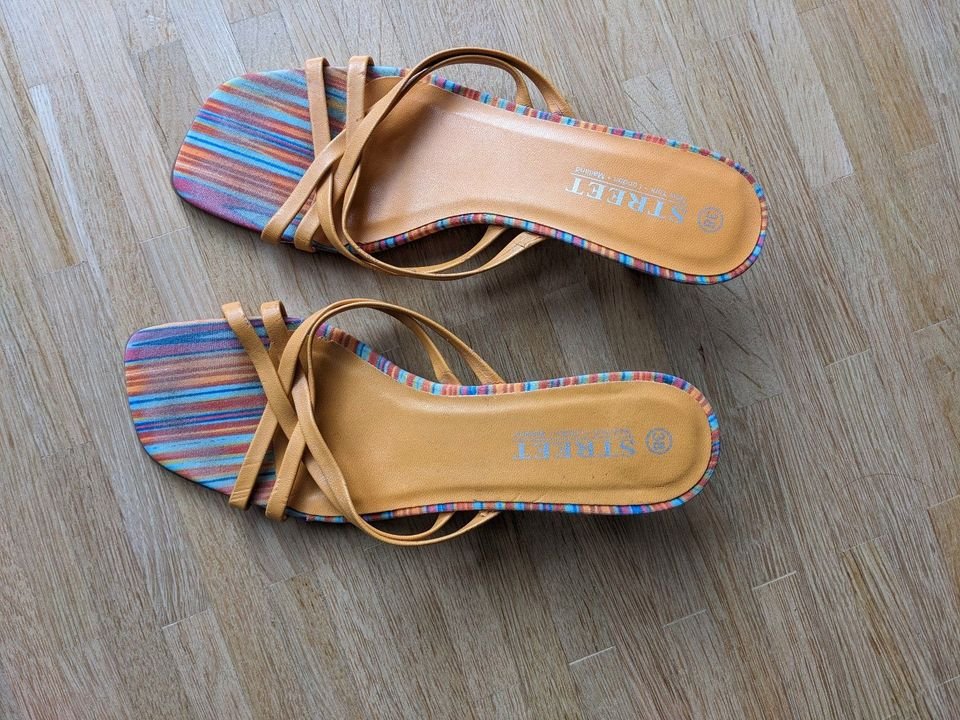 Leichte Sommersandalen, getragen und duftend