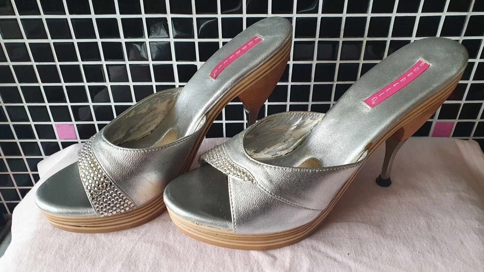 Unverwechselbare 50er Jahre Pin Up Mules silber Gr.40 - Einzigartiger Duft inklusive!