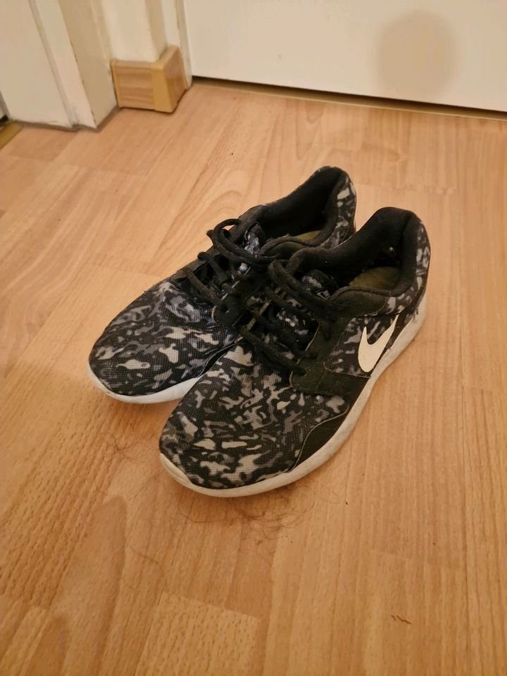 Verkaufe gebrauchte Nike Damenschuhe mit besonderem Aroma