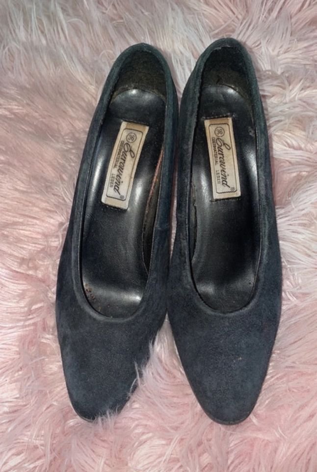 Schwarze Pumps mit Gebrauchsspuren