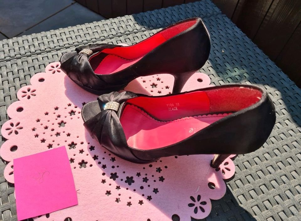 Verführerisches Peep Toe in Schwarz, Größe 38
