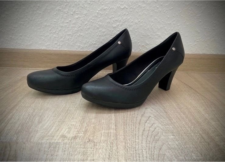 Getragene Schwarze Pumps in Größe 39