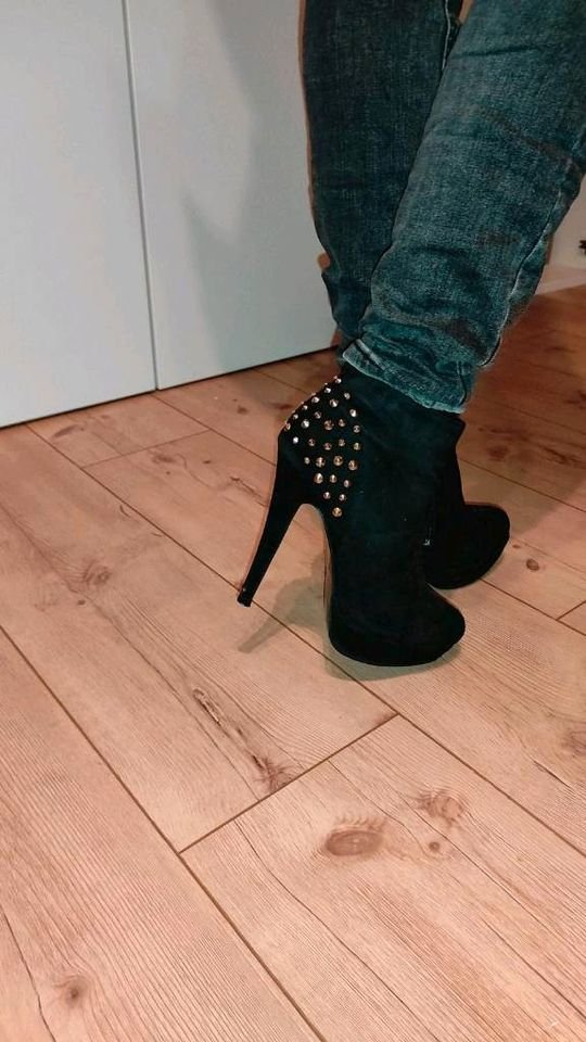 Männer aufgepasst! Stiefeletten mit verführerischem Duft abzugeben!