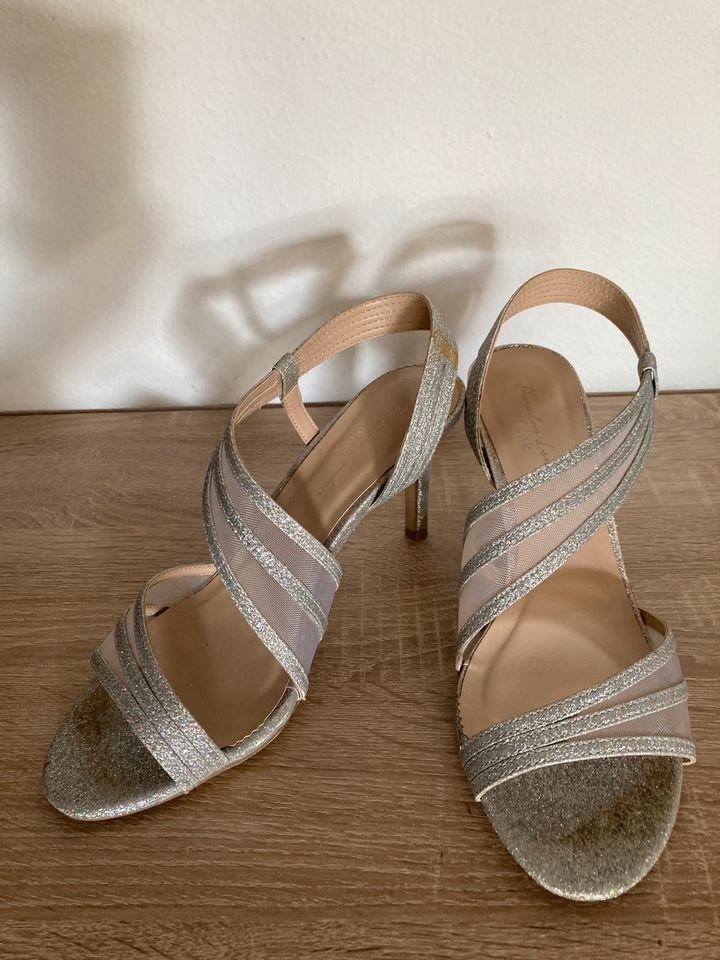 Verführerische Silber High Heels suchen neuen Besitzer