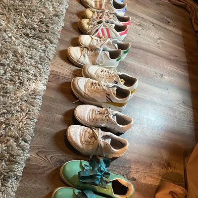 Getragene Sneaker von Adidas und Puma zu verkaufen