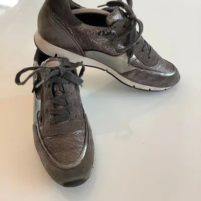 Bequemer Sneaker mit kleinem Mangel an Innenrand