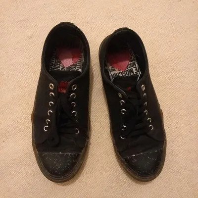 Getragene Sneaker von Love Moschino