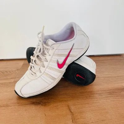 Nike Musique III Weiß/Rot Running Sneaker Größe 39