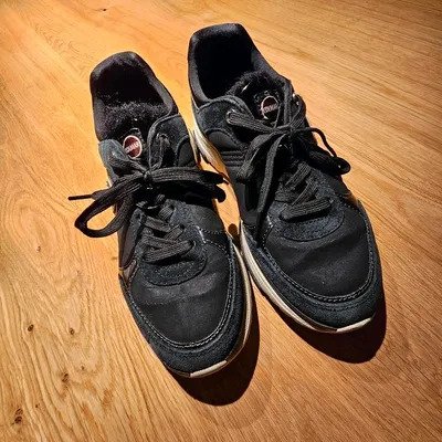 Weibliche Colmar Sneaker zu verkaufen